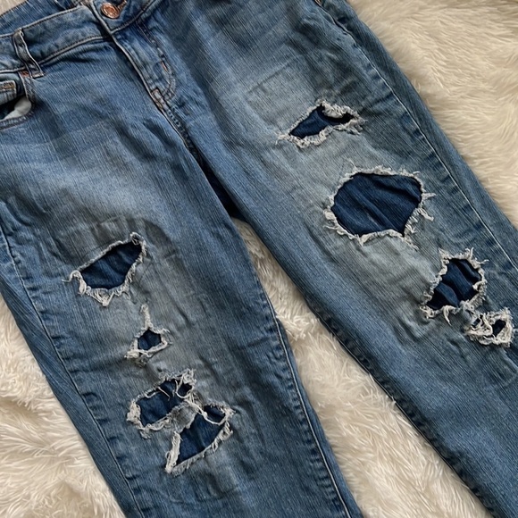 MAURICE’S Medium Wash Distressed Raw Edge Mid Rise Cropped Jeans, Size 10, GUC. - Picture 4 of 9